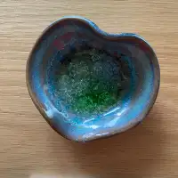 Small heart shaped jewelry dish / Petit bol coeur en céramique