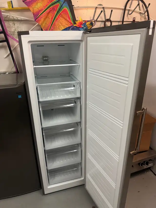 Hisense freezer/fridge in Refrigerators in City of Halifax - Image 3