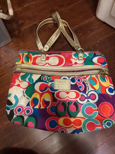 Add a pop of colour to your wardrobe with this eye-catching, pre-owned Coach purse featuring the sig...