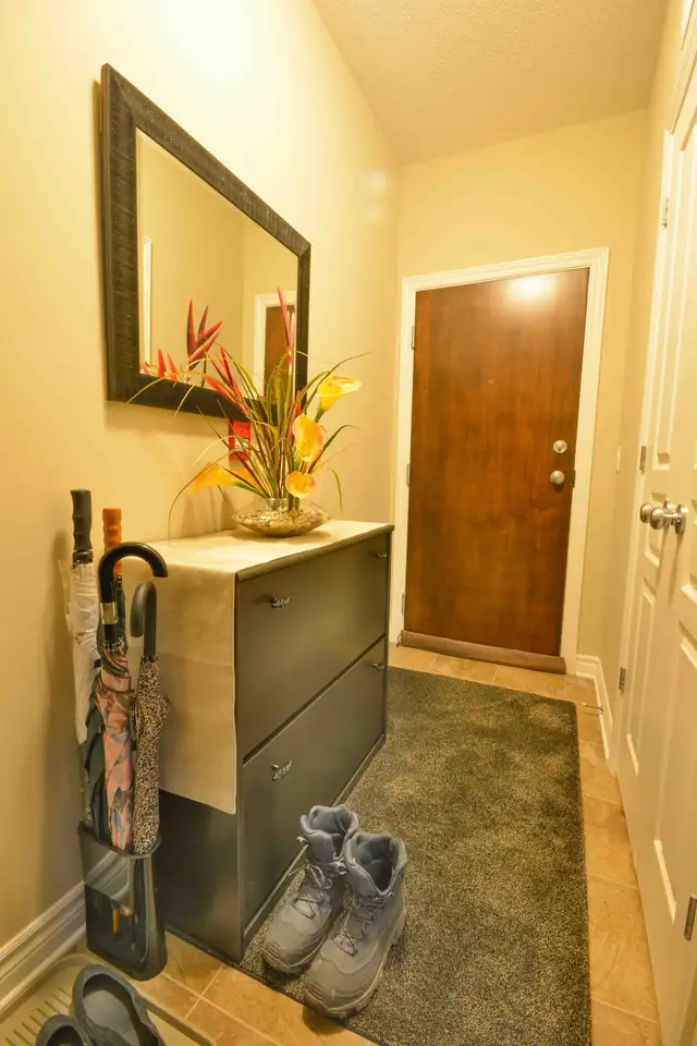 Luxury 2-Bed, 2-Bath + Den Condo in Barrhaven, avail Aug1st