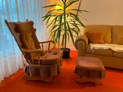 chaise berçante en bois style colonial avec son pouf berçant, tissu velours rose, négociable