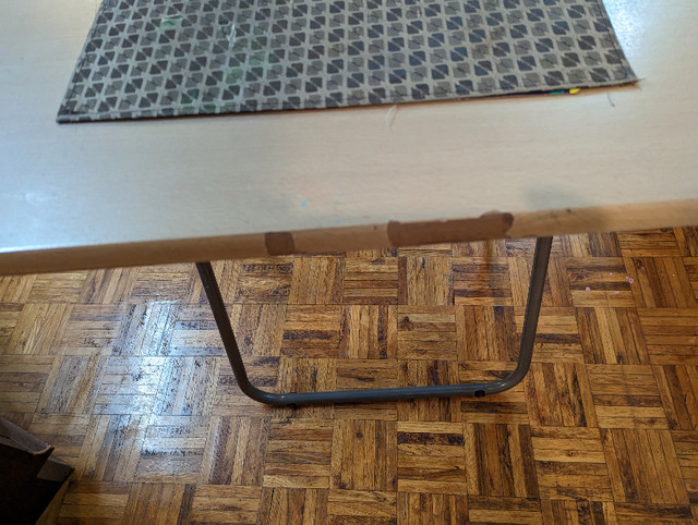 Small Desk / Table Folding Foldable in Desks in Mississauga / Peel Region - Image 2