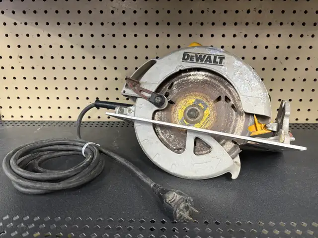 Dewalt DWE575 Circular Saw in Power Tools in Oshawa / Durham Region - Image 2