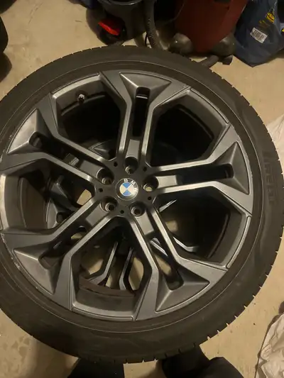 BMW X5 2019 original size of tires and rims Used for one season (85%) One tire has hole on top ( rep...
