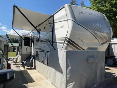 2022 montana3931FB full insulated skirting, washer dryer, solar, lots of storage, full bath and 1/2...