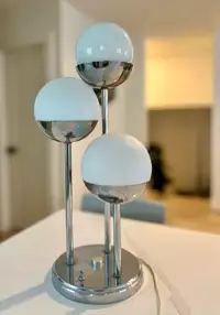 3 globe tabletop lamp