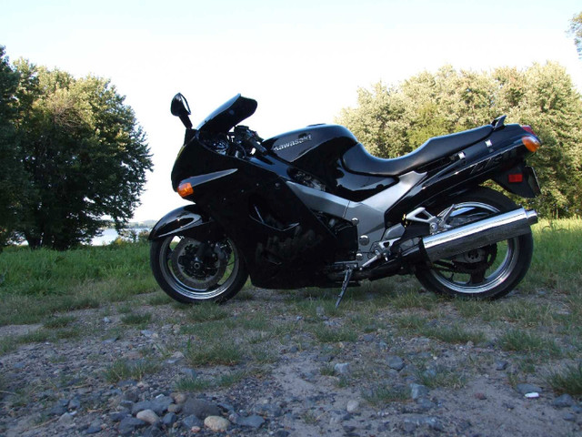 Kawasaki Ninja ZX11 dans Routières sportives  à Ville de Montréal - Image 3