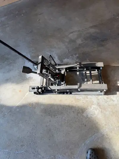 Pro Point 1500lb lift. Used maybe 3 times. 5-16.9” lift Swivel coasters. $180 new.