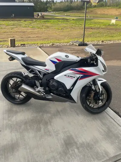 2012 honda cbr1000 nice condition low km 15,882 Needs nothing ready to ride
