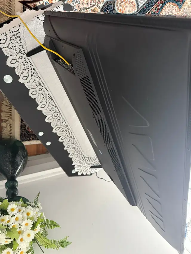 TCL 50-inch Roku Smart TV (Model 50S421) in TVs in Laval / North Shore - Image 4