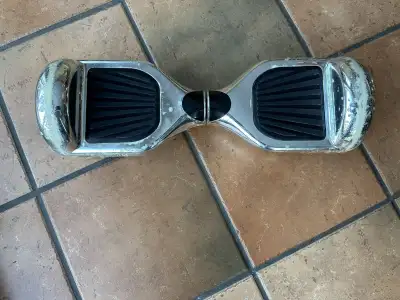 Hoverboard fonctionnel avec batterie permettant 20 à 30 min d'utilisation entre les recharges. Parfa...