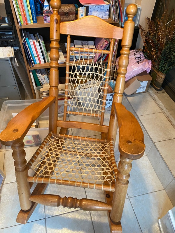CHAISE BERÇANTE rustique en bois et babiche Chaises, Fauteuils