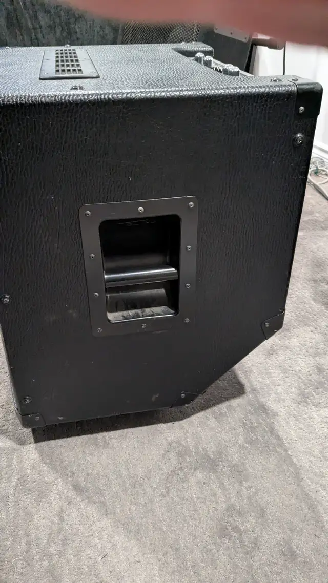 Peavey TKO Tour Series 115 400W Bass Amp in Amps & Pedals in Kingston - Image 5