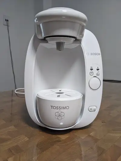 Bosch Tassimo T20 automatic coffee machine. Used only few times. Water tank capacity: 1 l Wattage: 1...