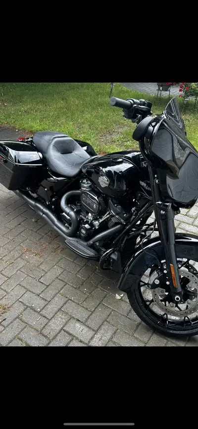 Get ready to turn heads with this sleek, used 2022 Harley-Davidson Street Glide Special with 131 ins...