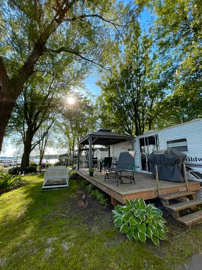 Vue directe sur la rivière Richelieu – votre coin de paradis vous attend! ️ Située sur le Camping Oa...