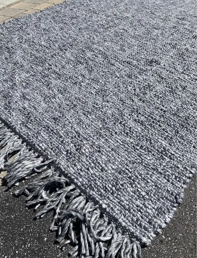 Structube 6 x 9 Area Rug in Rugs, Carpets & Runners in Oshawa / Durham Region - Image 4