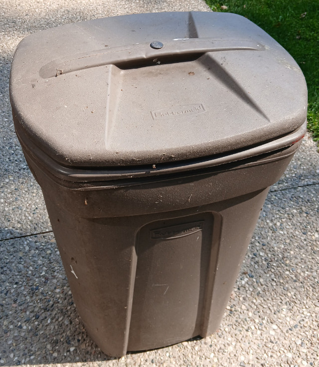 Rolling Garbage Bin Wheels and Lid Rubbermaid 22x22x34" in Storage & Organization in Leamington