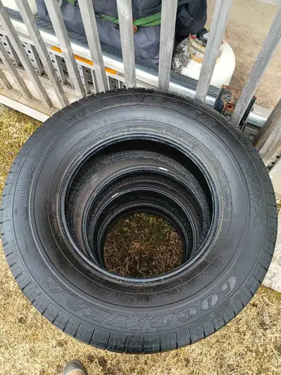 Goodyear Wrangler SRA, 265/70R17. Étais sur un Dodge Ram. Bon pour une dernière année où 2 si peu se...