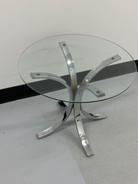 Table avec vitre translucide et vitre en verre fumé