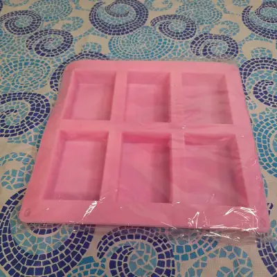 Make your own soaps with this six-cavity rectangular silicone soap mould. Brand new and still in its...