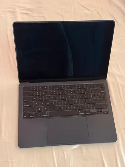 Midnight colour M2 MacBook Air, 8GB ram/512 storage, 10 core GPU. Comes with original box. 86% batte...