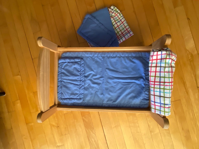 Doll bed with bedlinen set/Lit de poupée avec parure de lit IKEA dans Jouets et jeux  à Ville de Montréal