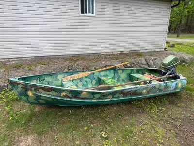 12 foot aluminum boat and 6hp two stroke Evinrude motor. Come with everything you see in pictures. N...