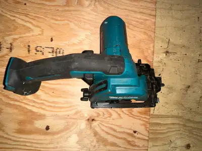 This Makita circular saw is a reliable tool that is in good, working condition, perfect for tackling...