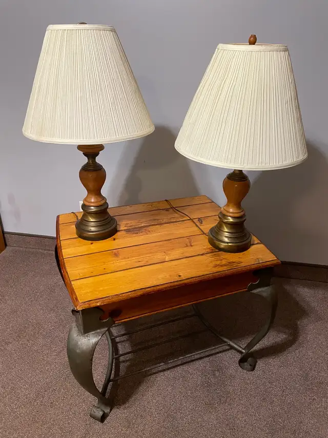 Retro accent table and lamps in Multi-item in Ottawa - Image 3