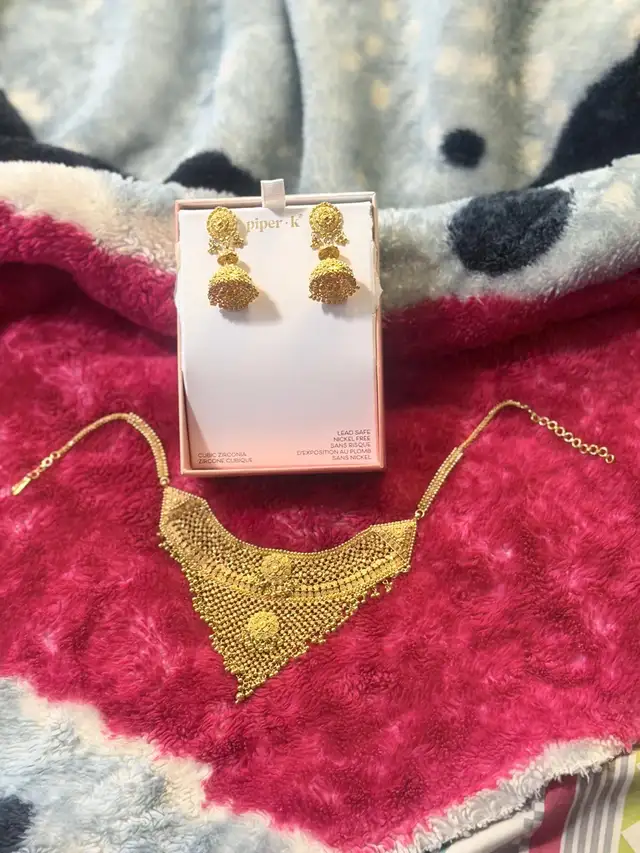 22 K Gold Pendent and Ear Rings (Jhumkas)