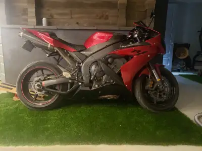 Yamaha r1 2004 en super condition Pneu pirelli supercorsa 3 Exhaust akrapovic complet Filtre k&n Pow...