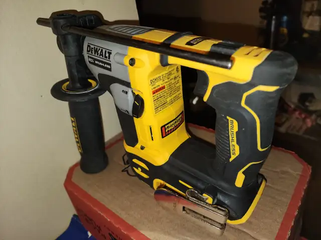 DEWALT 20V MAX ATOMIC Lithium-Ion   5/8"  SDS Plus Hammer Drill in Power Tools in Windsor Region - Image 7