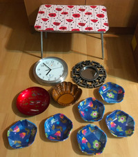 Petite table pliante, horloge et 8 plats divers