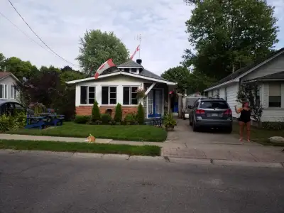 Possibly the cutest home in Crystal Beach ,On. We are offering a 2 bedroom 1.5 bathroom (outside Fin...
