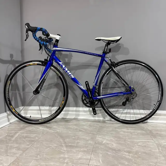 Jamis Ventura Road Bike with Shimano 105 [Size Medium 54CM] in Road in Mississauga / Peel Region - Image 3