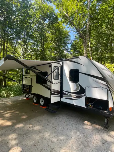 Notre roulotte est à vendre !!! C’est une 2017acheté en 2018 Keystone Passport 25’. On peut y couche...