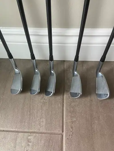 Elevate your game with this set of pre-owned Ping G410 irons, designed for exceptional forgiveness a...