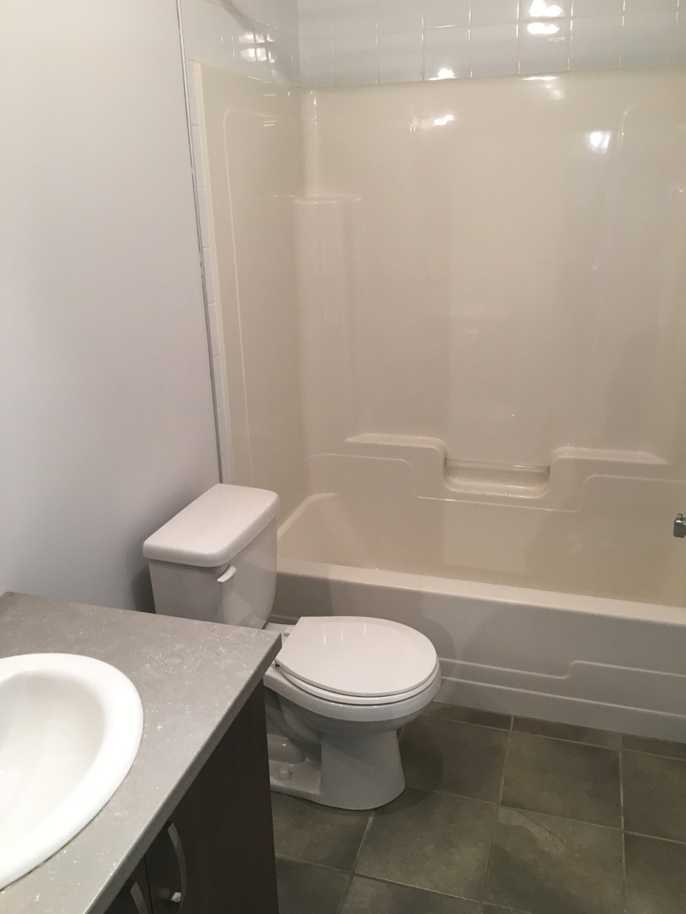 Beau 3 1/2 à louer, près de tous les services! 2