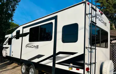 Single slide, Rear Living, Mid Bathroom, Front Bedroom, Sleeps 5, Outdoor Speakers, 42” Flatscreen,...