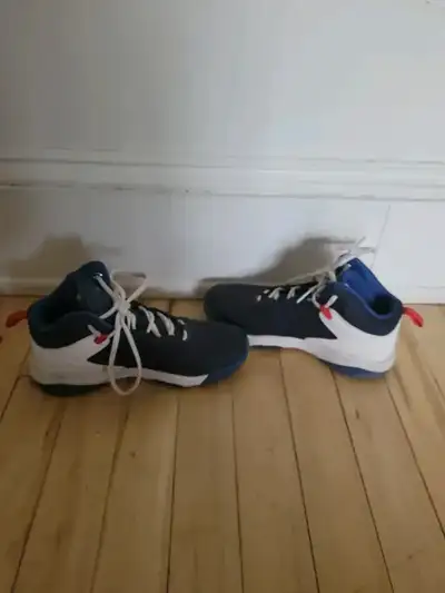 Chaussures sport intérieur (basket, badminton, ...) marque Tarmak (Decathlon) en très bon état rarem...