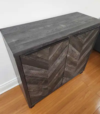 Perfect for the living room, dining room, entry way, or home office. Beautiful geometric chevron des...