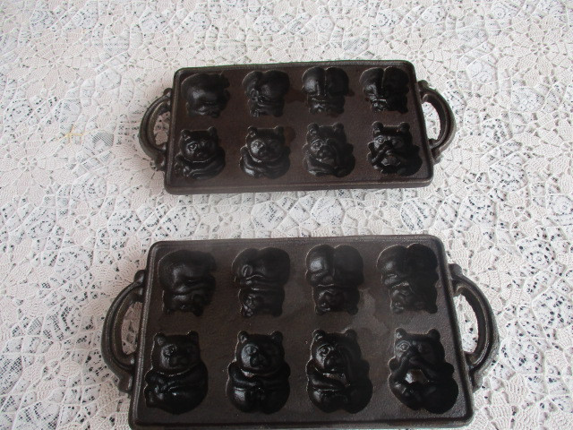 Vintage Cast Iron Teddy Bear Muffin Bake Pans in Kitchen & Dining Wares in New Glasgow