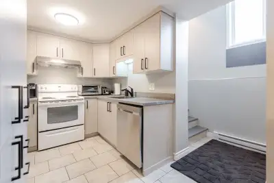 Bachelor rénové et paisible au sous-sol – entrée privée, stationnement inclus, près de la gare Logem...
