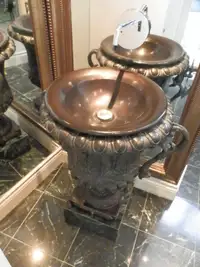 Lavabo sur pied de style gréco-romain / antique style washbasin