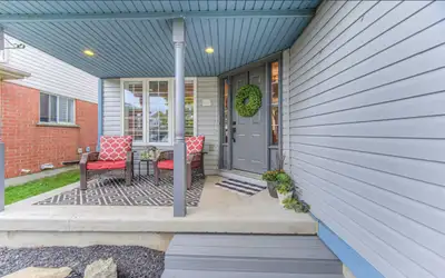 ROOM FOR RENT BOTH PRIVATE AND SHARING ONLY FOR GIRLS, CLOSE TO ALL AMENTIES ,WALKING DISTANCE TO BU...