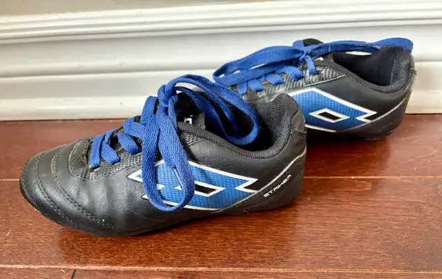 Soccer shoes - kids size 11 in Soccer in Ottawa - Image 4