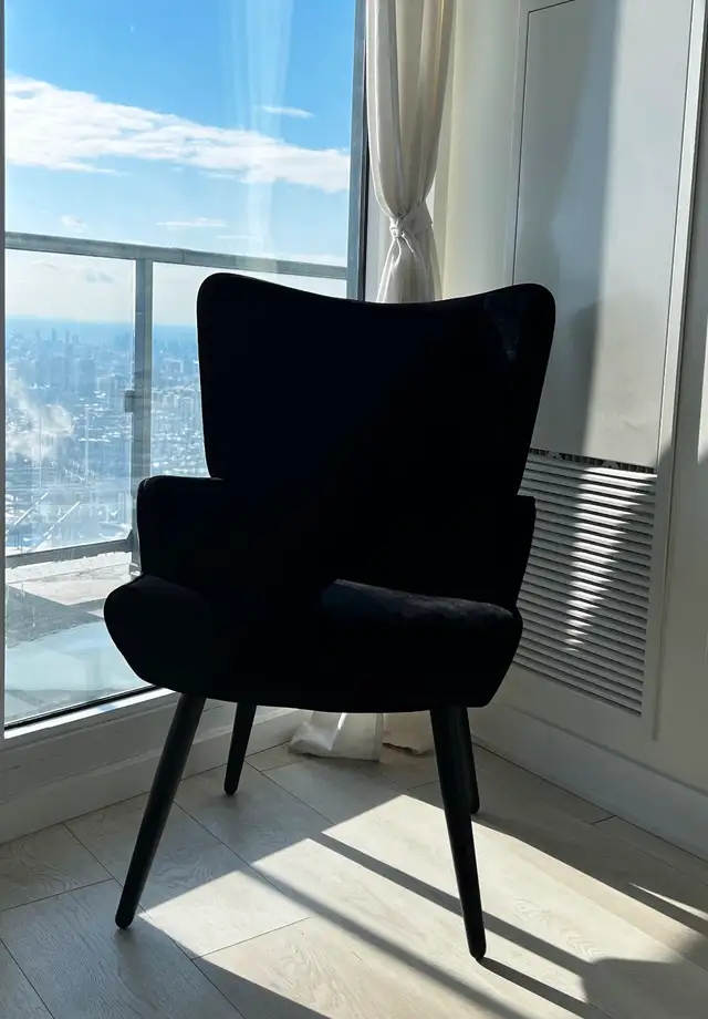 Velvet Accent Chair – Like New in Chairs & Recliners in City of Toronto - Image 4