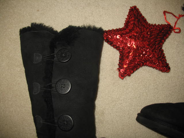 LADIES SIZE 7 UGG BAILEY BUTTON TRIPLET BOOTS in Women's - Shoes in Strathcona County - Image 4