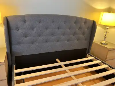 Bel ensemble de lit -Queen- Nice bed frame with head and drawers, View more